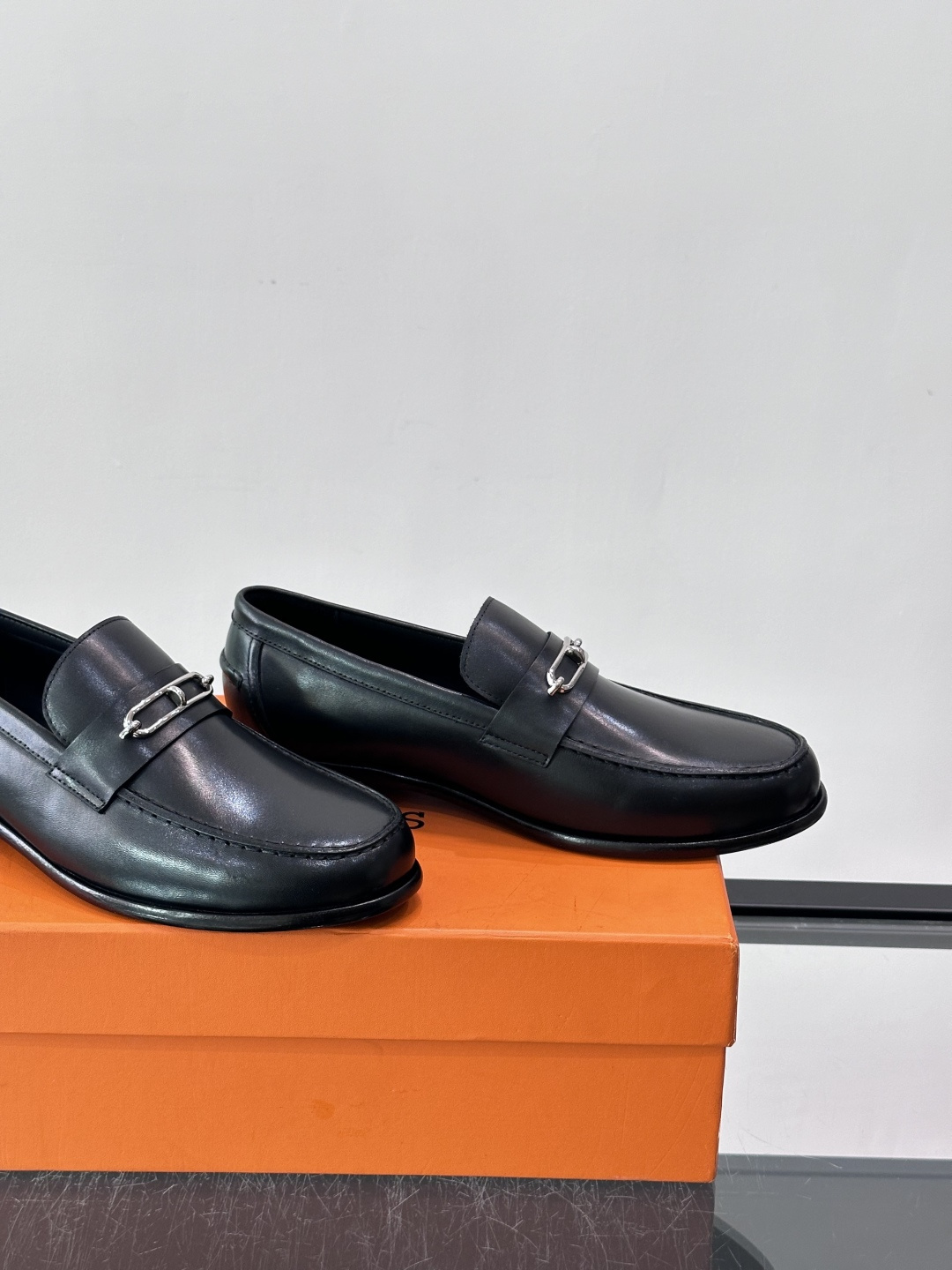 Hermès Jardy 乐福鞋,小牛皮皮革鞋面,金属扣装饰,真皮大底底,鞋垫上压印着"HERMÈS"。 商务感 Hermès Jardy 乐福鞋,小牛皮皮革鞋面,金属扣装饰,真皮大底底,鞋垫上压印着"HERMÈS"。 商务感
