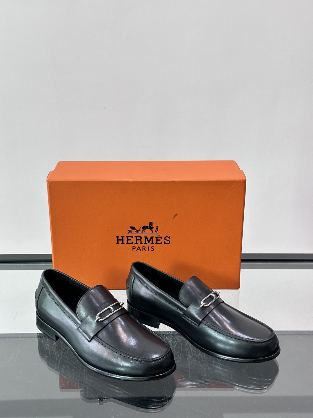 Hermès Jardy 乐福鞋,小牛皮皮革鞋面,金属扣装饰,真皮大底底,鞋垫上压印着"HERMÈS"。 商务感 Hermès Jardy 乐福鞋,小牛皮皮革鞋面,金属扣装饰,真皮大底底,鞋垫上压印着"HERMÈS"。 商务感