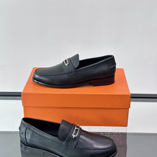Hermès Jardy 乐福鞋,小牛皮皮革鞋面,金属扣装饰,真皮大底底,鞋垫上压印着"HERMÈS"。 商务感 Hermès Jardy 乐福鞋,小牛皮皮革鞋面,金属扣装饰,真皮大底底,鞋垫上压印着"HERMÈS"。 商务感