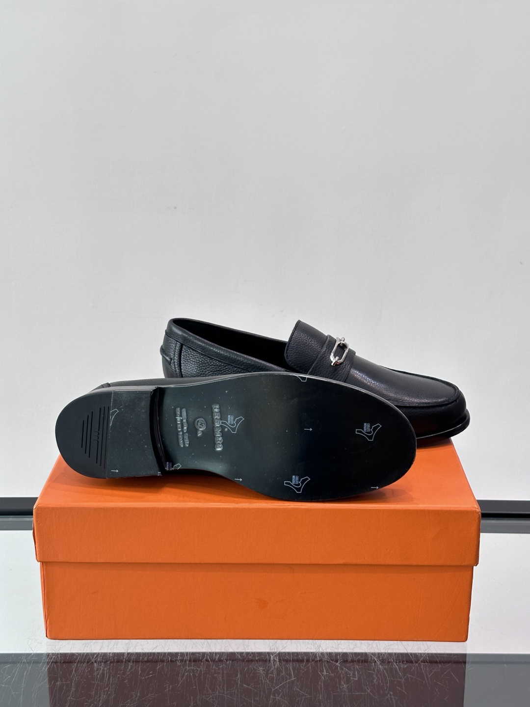 Hermès Jardy 乐福鞋,小牛皮皮革鞋面,金属扣装饰,真皮大底底,鞋垫上压印着"HERMÈS"。 商务感 Hermès Jardy 乐福鞋,小牛皮皮革鞋面,金属扣装饰,真皮大底底,鞋垫上压印着"HERMÈS"。 商务感