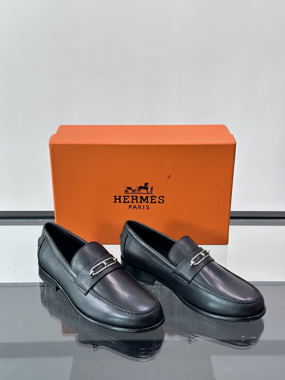 Hermès Jardy 乐福鞋,小牛皮皮革鞋面,金属扣装饰,真皮大底底,鞋垫上压印着"HERMÈS"。 商务感 Hermès Jardy 乐福鞋,小牛皮皮革鞋面,金属扣装饰,真皮大底底,鞋垫上压印着"HERMÈS"。 商务感