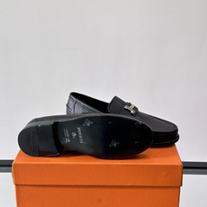 Hermès Jardy 乐福鞋,小牛皮皮革鞋面,金属扣装饰,真皮大底底,鞋垫上压印着"HERMÈS"。 商务感 Hermès Jardy 乐福鞋,小牛皮皮革鞋面,金属扣装饰,真皮大底底,鞋垫上压印着"HERMÈS"。 商务感