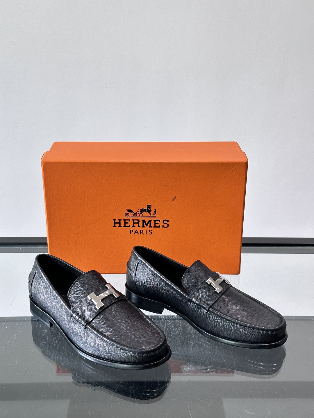Hermès Jardy 乐福鞋,小牛皮皮革鞋面,金属扣装饰,真皮大底底,鞋垫上压印着"HERMÈS"。 商务感 Hermès Jardy 乐福鞋,小牛皮皮革鞋面,金属扣装饰,真皮大底底,鞋垫上压印着"HERMÈS"。 商务感