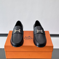 Hermès Jardy 乐福鞋,小牛皮皮革鞋面,金属扣装饰,真皮大底底,鞋垫上压印着"HERMÈS"。 商务感 Hermès Jardy 乐福鞋,小牛皮皮革鞋面,金属扣装饰,真皮大底底,鞋垫上压印着"HERMÈS"。 商务感