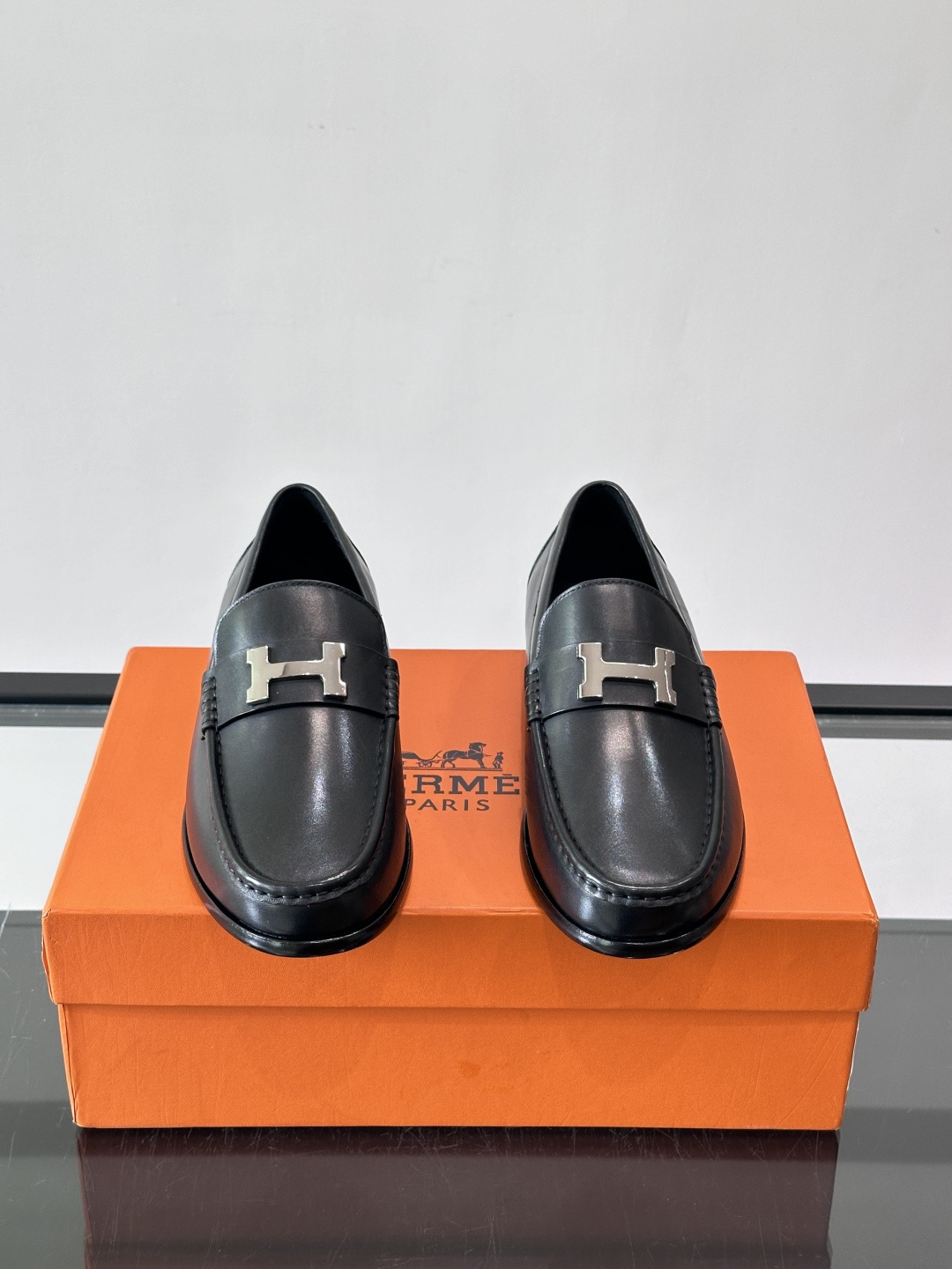 Hermès Jardy 乐福鞋,小牛皮皮革鞋面,金属扣装饰,真皮大底底,鞋垫上压印着"HERMÈS"。 商务感 Hermès Jardy 乐福鞋,小牛皮皮革鞋面,金属扣装饰,真皮大底底,鞋垫上压印着"HERMÈS"。 商务感