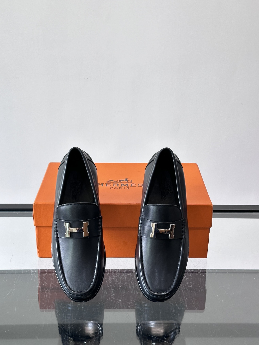 Hermès Jardy 乐福鞋,小牛皮皮革鞋面,金属扣装饰,真皮大底底,鞋垫上压印着"HERMÈS"。 商务感 Hermès Jardy 乐福鞋,小牛皮皮革鞋面,金属扣装饰,真皮大底底,鞋垫上压印着"HERMÈS"。 商务感
