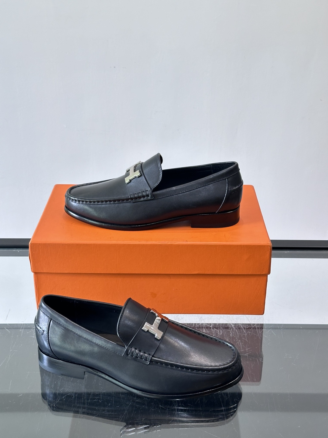 Hermès Jardy 乐福鞋,小牛皮皮革鞋面,金属扣装饰,真皮大底底,鞋垫上压印着"HERMÈS"。 商务感 Hermès Jardy 乐福鞋,小牛皮皮革鞋面,金属扣装饰,真皮大底底,鞋垫上压印着"HERMÈS"。 商务感