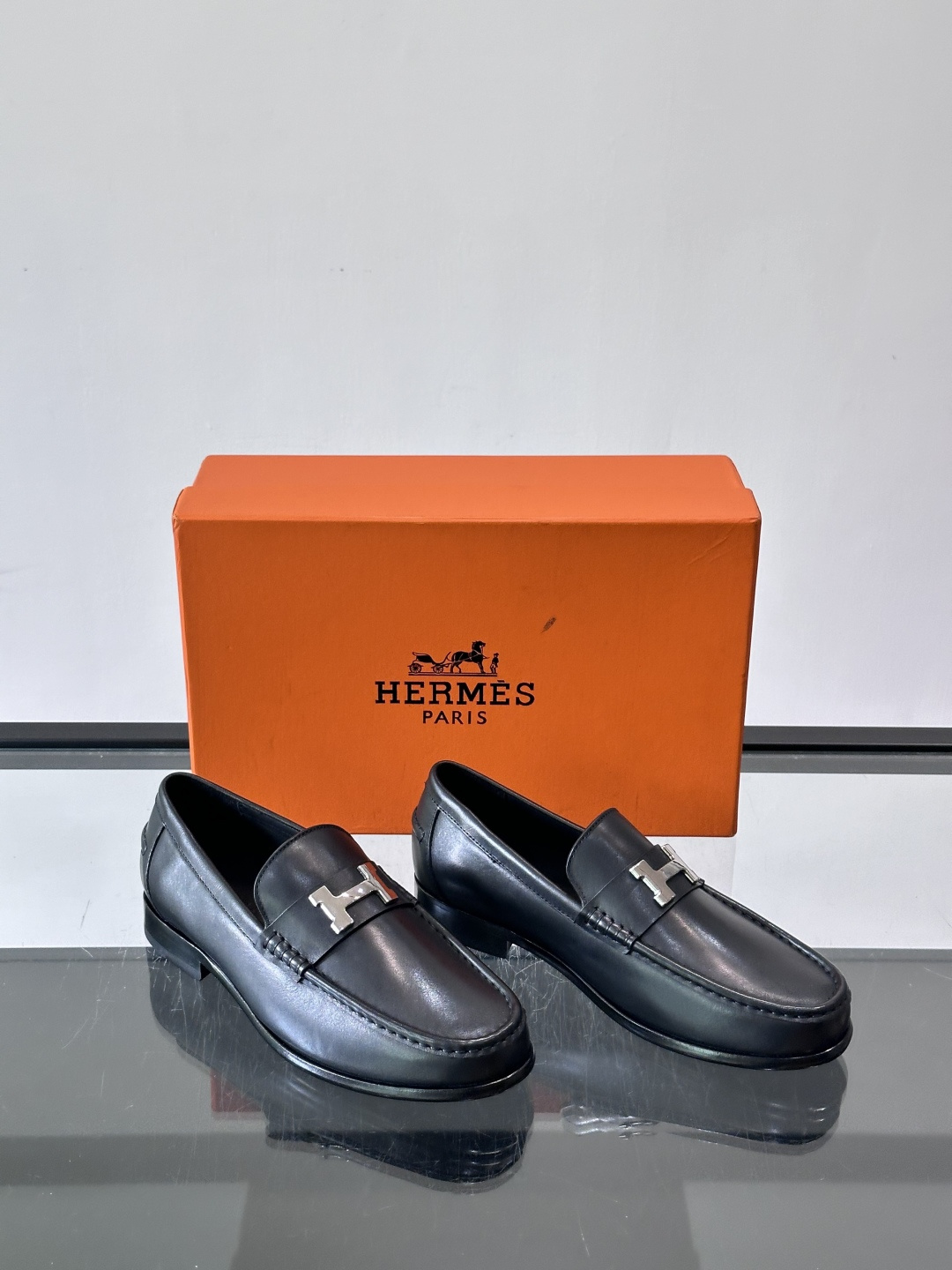 Hermès Jardy 乐福鞋,小牛皮皮革鞋面,金属扣装饰,真皮大底底,鞋垫上压印着"HERMÈS"。 商务感 Hermès Jardy 乐福鞋,小牛皮皮革鞋面,金属扣装饰,真皮大底底,鞋垫上压印着"HERMÈS"。 商务感