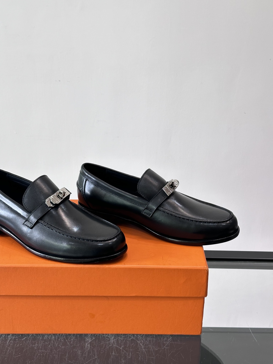 ​​Hermès Jardy 乐福鞋​​，小牛皮皮革鞋面，金属扣装饰，真皮大底底，鞋垫上压印着"HERMÈS"。 商务感