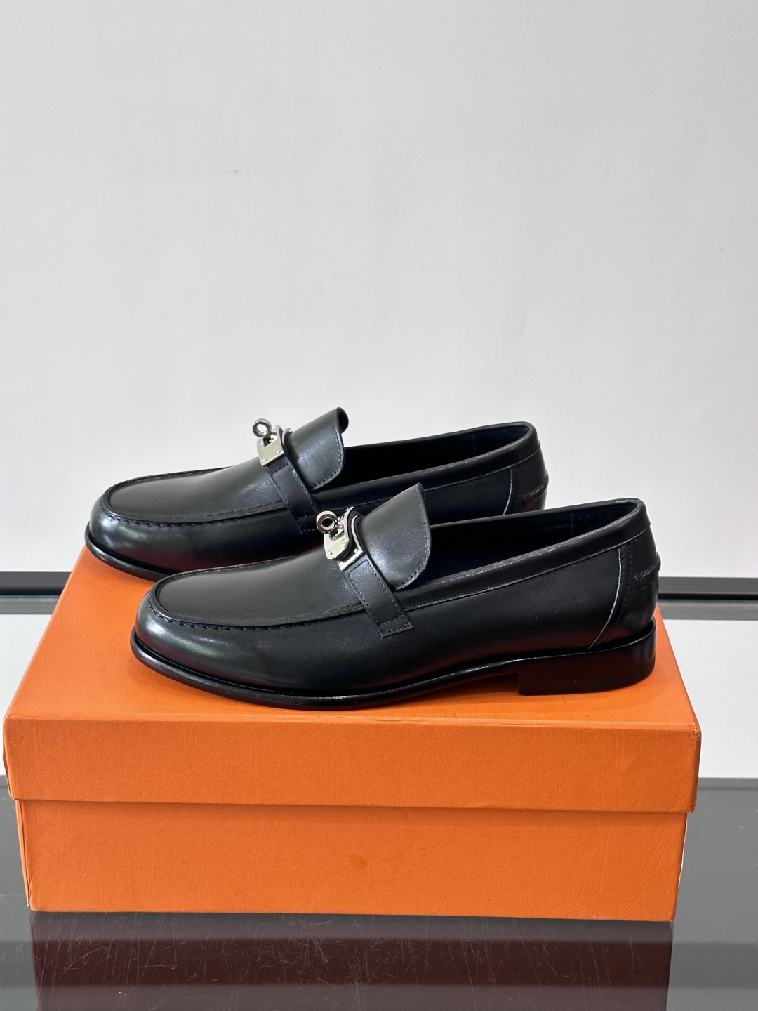 ​​Hermès Jardy 乐福鞋​​，小牛皮皮革鞋面，金属扣装饰，真皮大底底，鞋垫上压印着"HERMÈS"。 商务感