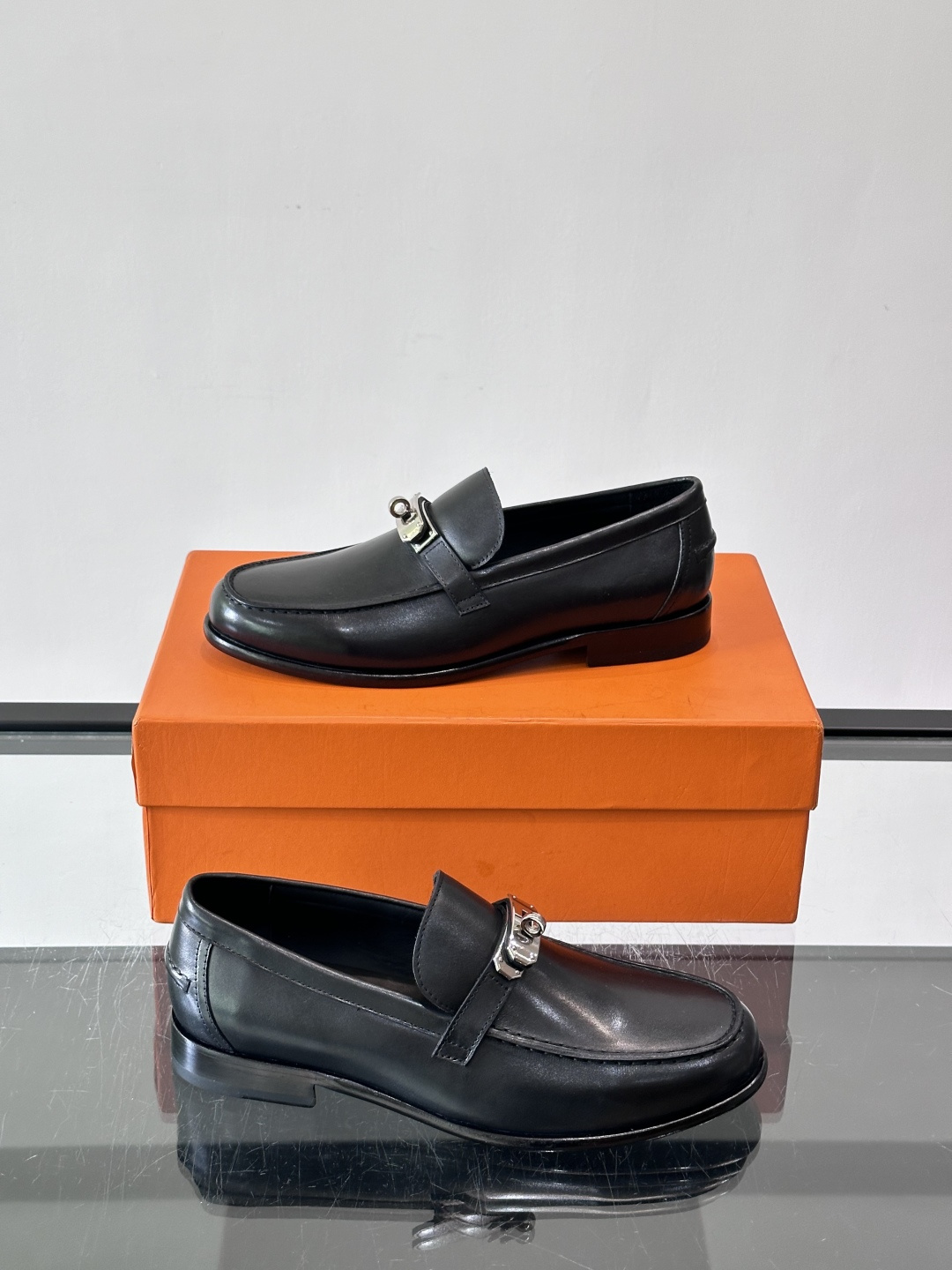 ​​Hermès Jardy 乐福鞋​​，小牛皮皮革鞋面，金属扣装饰，真皮大底底，鞋垫上压印着"HERMÈS"。 商务感