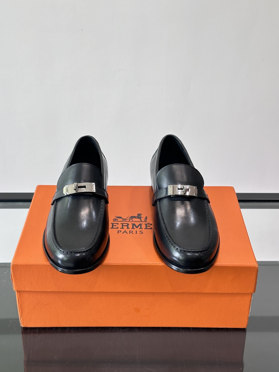 ​​Hermès Jardy 乐福鞋​​，小牛皮皮革鞋面，金属扣装饰，真皮大底底，鞋垫上压印着"HERMÈS"。 商务感