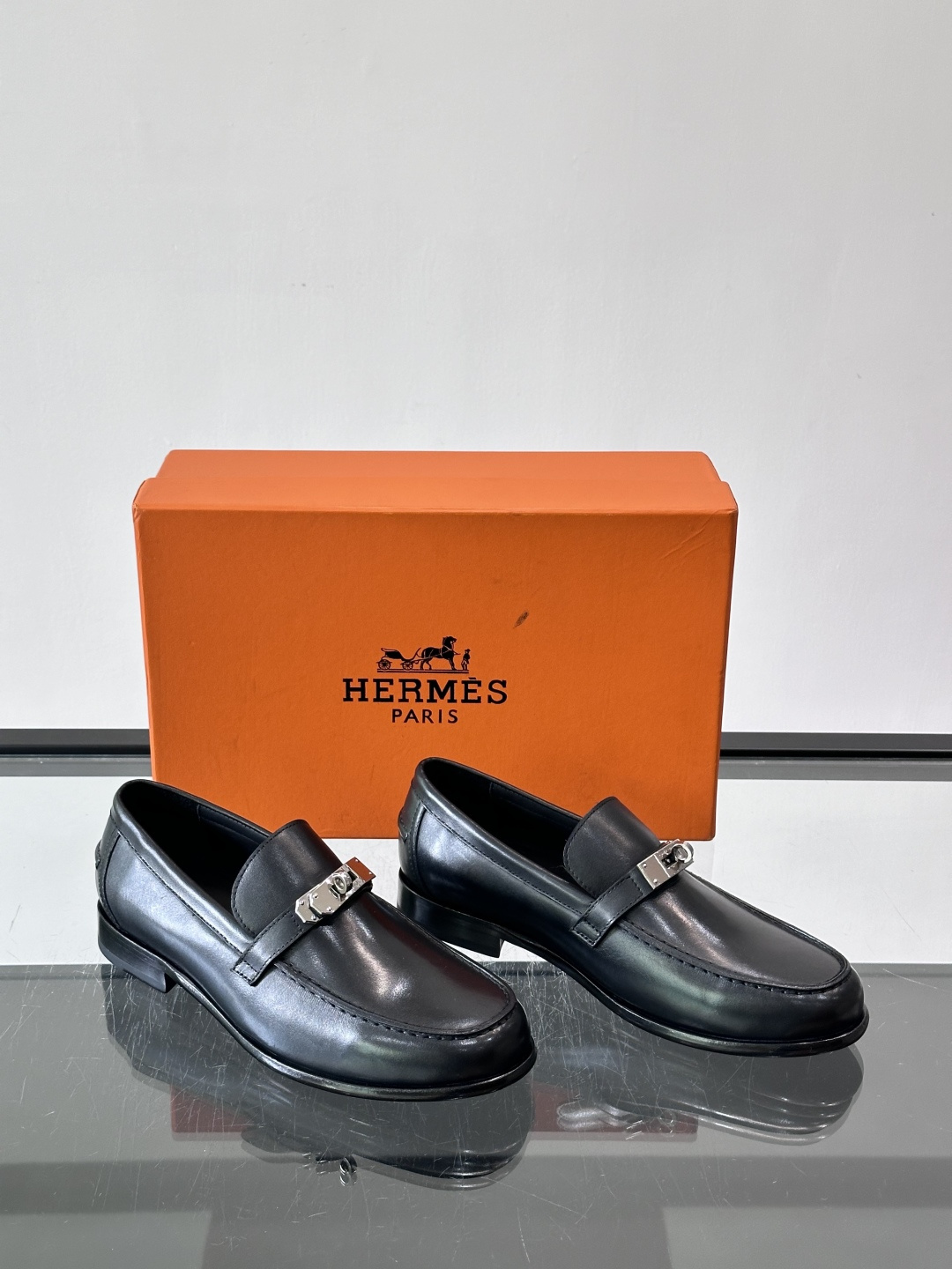 ​​Hermès Jardy 乐福鞋​​，小牛皮皮革鞋面，金属扣装饰，真皮大底底，鞋垫上压印着"HERMÈS"。 商务感