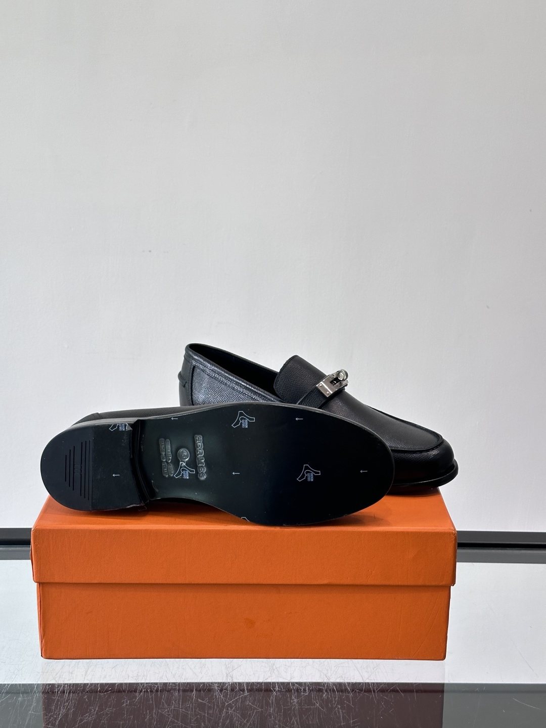 ​​Hermès Jardy 乐福鞋​​，小牛皮皮革鞋面，金属扣装饰，真皮大底底，鞋垫上压印着"HERMÈS"。 商务感