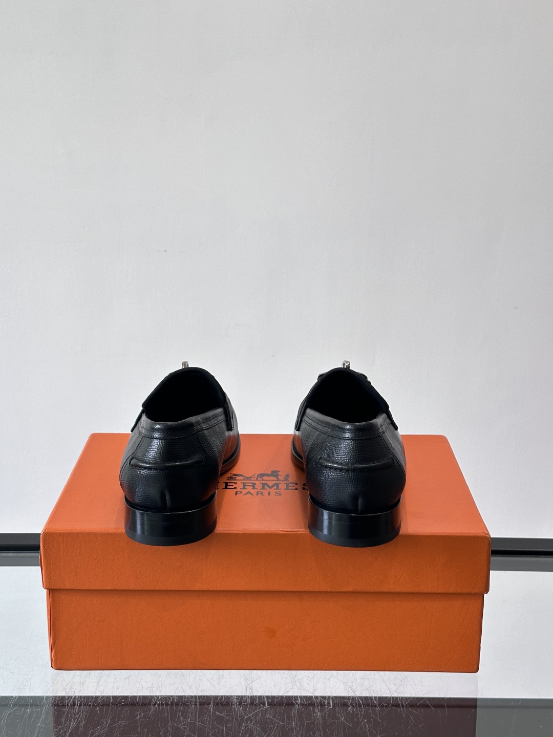 ​​Hermès Jardy 乐福鞋​​，小牛皮皮革鞋面，金属扣装饰，真皮大底底，鞋垫上压印着"HERMÈS"。 商务感
