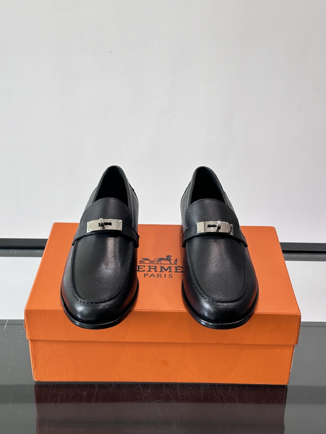 ​​Hermès Jardy 乐福鞋​​，小牛皮皮革鞋面，金属扣装饰，真皮大底底，鞋垫上压印着"HERMÈS"。 商务感