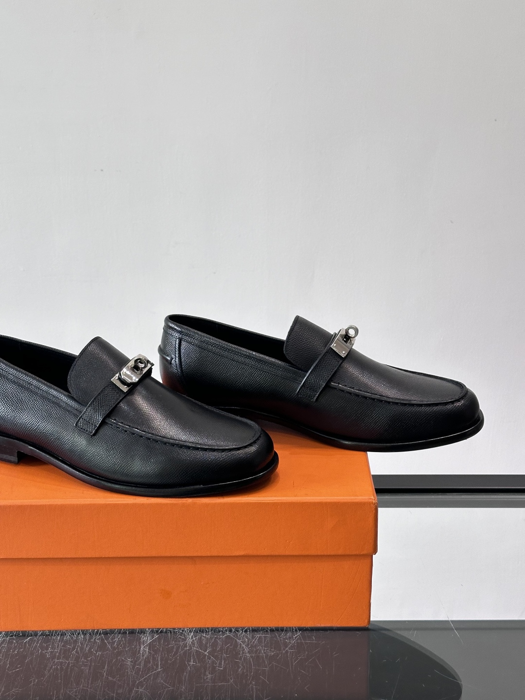 ​​Hermès Jardy 乐福鞋​​，小牛皮皮革鞋面，金属扣装饰，真皮大底底，鞋垫上压印着"HERMÈS"。 商务感