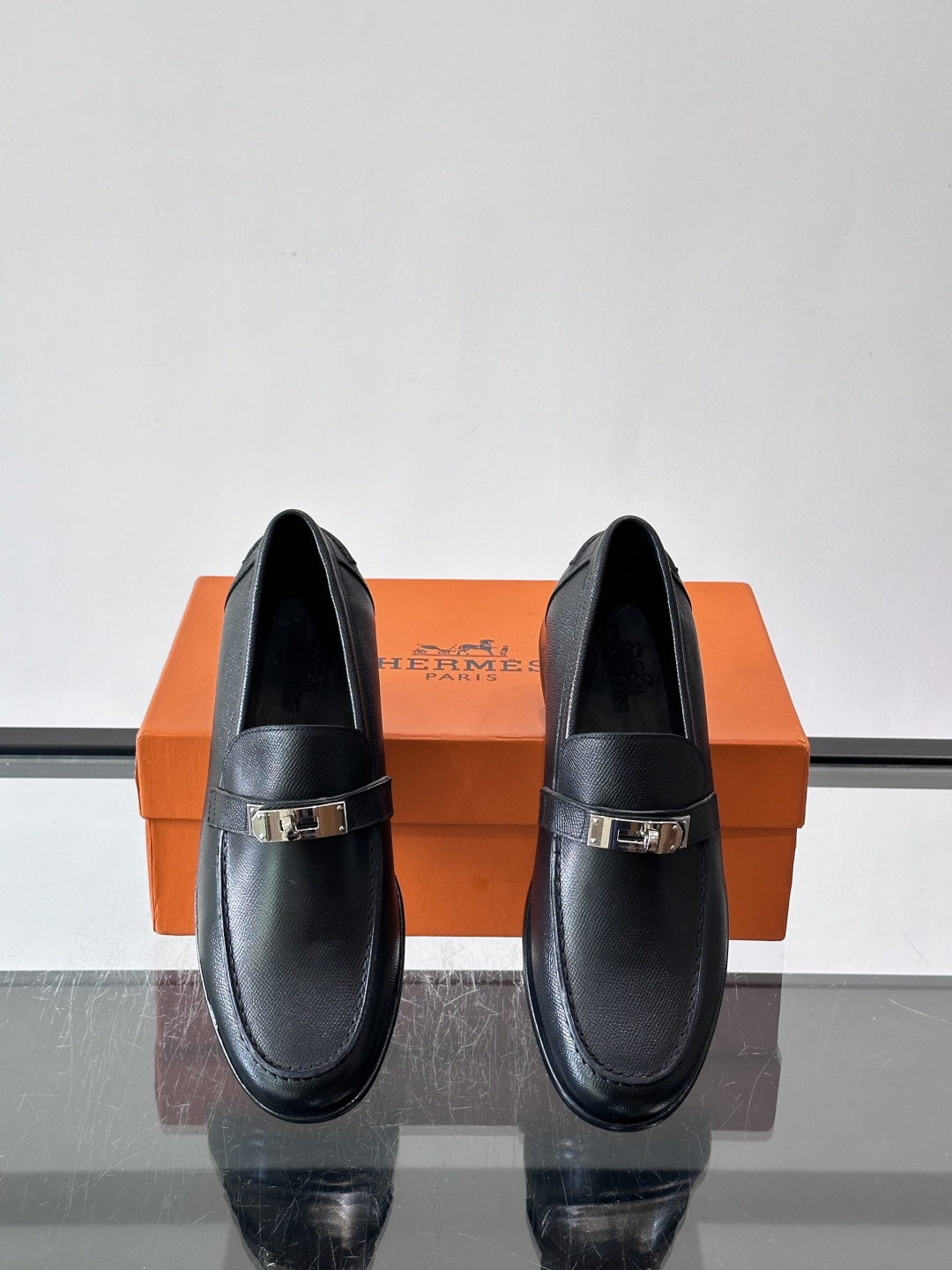 ​​Hermès Jardy 乐福鞋​​，小牛皮皮革鞋面，金属扣装饰，真皮大底底，鞋垫上压印着"HERMÈS"。 商务感