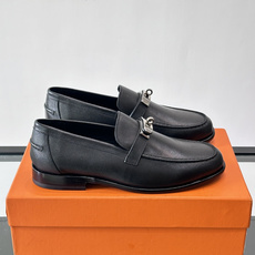 Hermès Jardy 乐福鞋,小牛皮皮革鞋面,金属扣装饰,真皮大底底,鞋垫上压印着"HERMÈS"。 商务感 Hermès Jardy 乐福鞋,小牛皮皮革鞋面,金属扣装饰,真皮大底底,鞋垫上压印着"HERMÈS"。 商务感