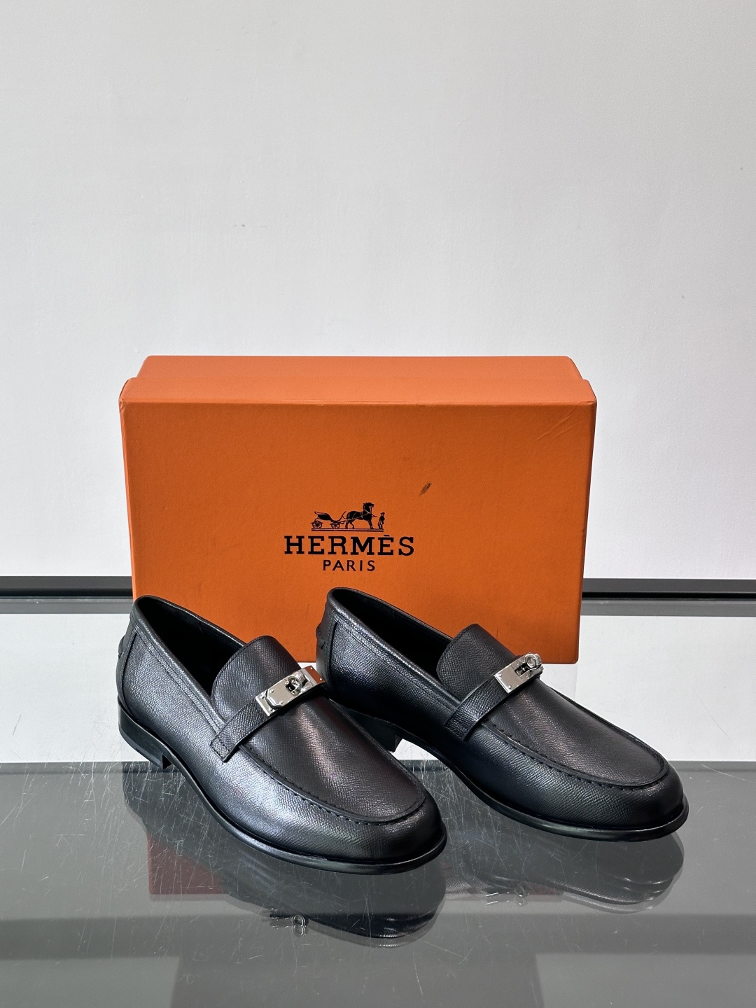 ​​Hermès Jardy 乐福鞋​​，小牛皮皮革鞋面，金属扣装饰，真皮大底底，鞋垫上压印着"HERMÈS"。 商务感
