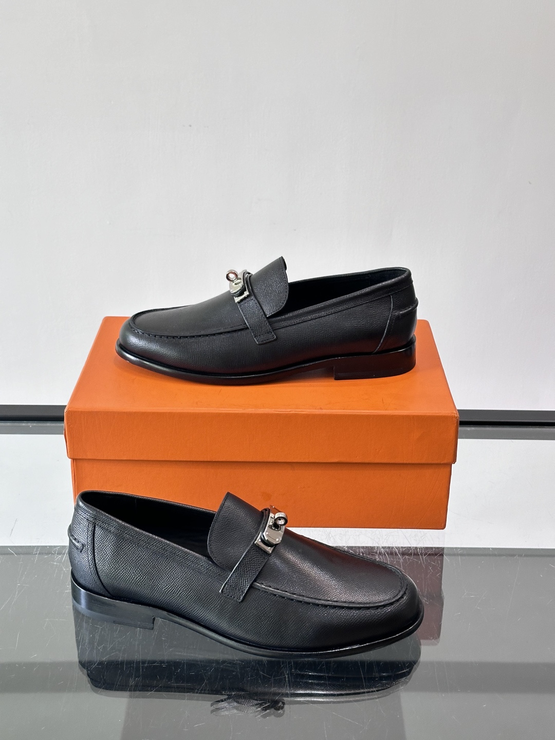 ​​Hermès Jardy 乐福鞋​​，小牛皮皮革鞋面，金属扣装饰，真皮大底底，鞋垫上压印着"HERMÈS"。 商务感