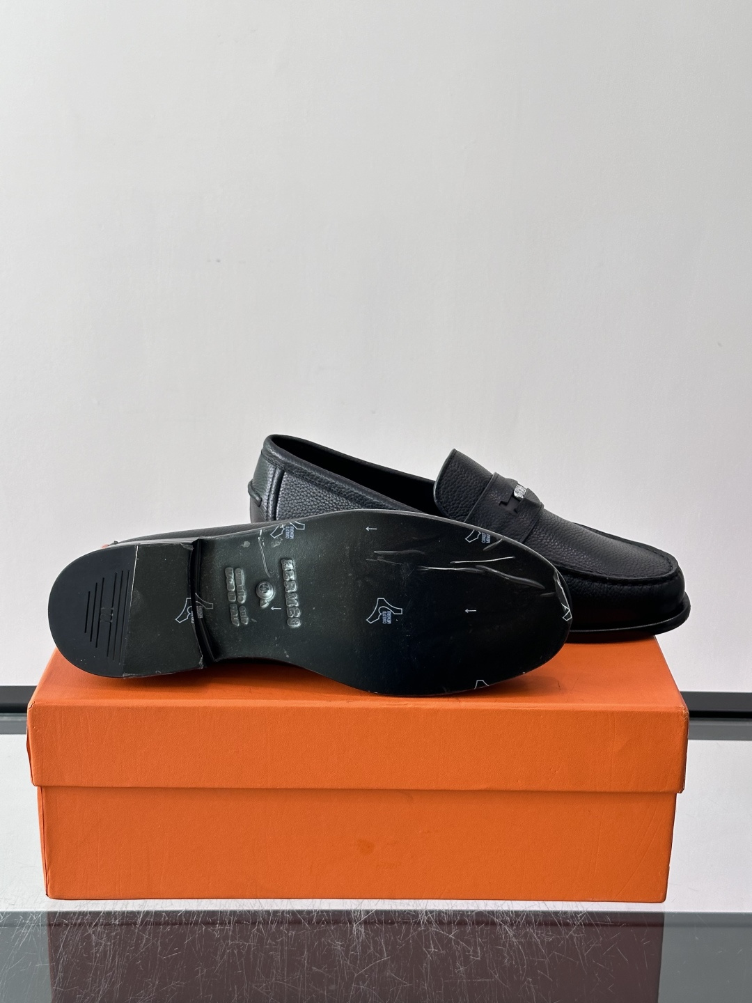 Hermès Jardy 乐福鞋,小牛皮皮革鞋面,金属扣装饰,真皮大底底,鞋垫上压印着"HERMÈS"。 商务感 Hermès Jardy 乐福鞋,小牛皮皮革鞋面,金属扣装饰,真皮大底底,鞋垫上压印着"HERMÈS"。 商务感