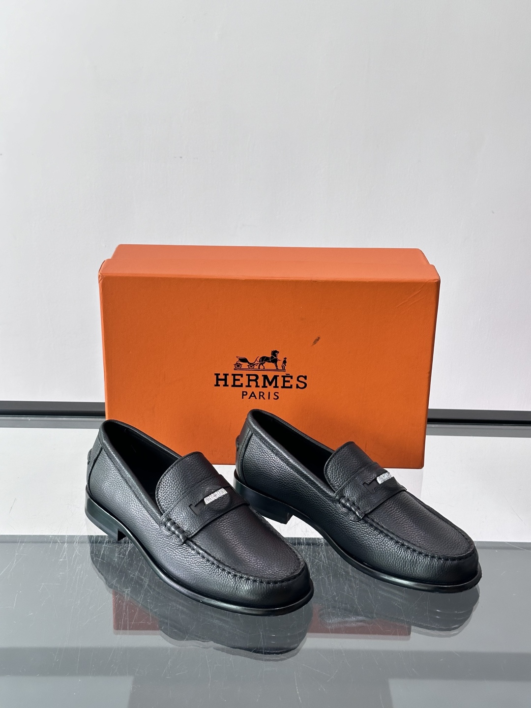 Hermès Jardy 乐福鞋,小牛皮皮革鞋面,金属扣装饰,真皮大底底,鞋垫上压印着"HERMÈS"。 商务感 Hermès Jardy 乐福鞋,小牛皮皮革鞋面,金属扣装饰,真皮大底底,鞋垫上压印着"HERMÈS"。 商务感