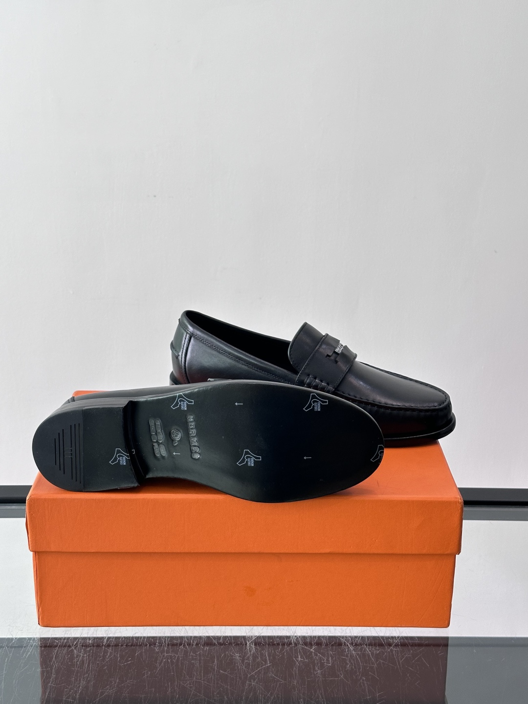 ​​Hermès Jardy 乐福鞋​​，小牛皮皮革鞋面，金属扣装饰，真皮大底底，鞋垫上压印着"HERMÈS"。 商务感