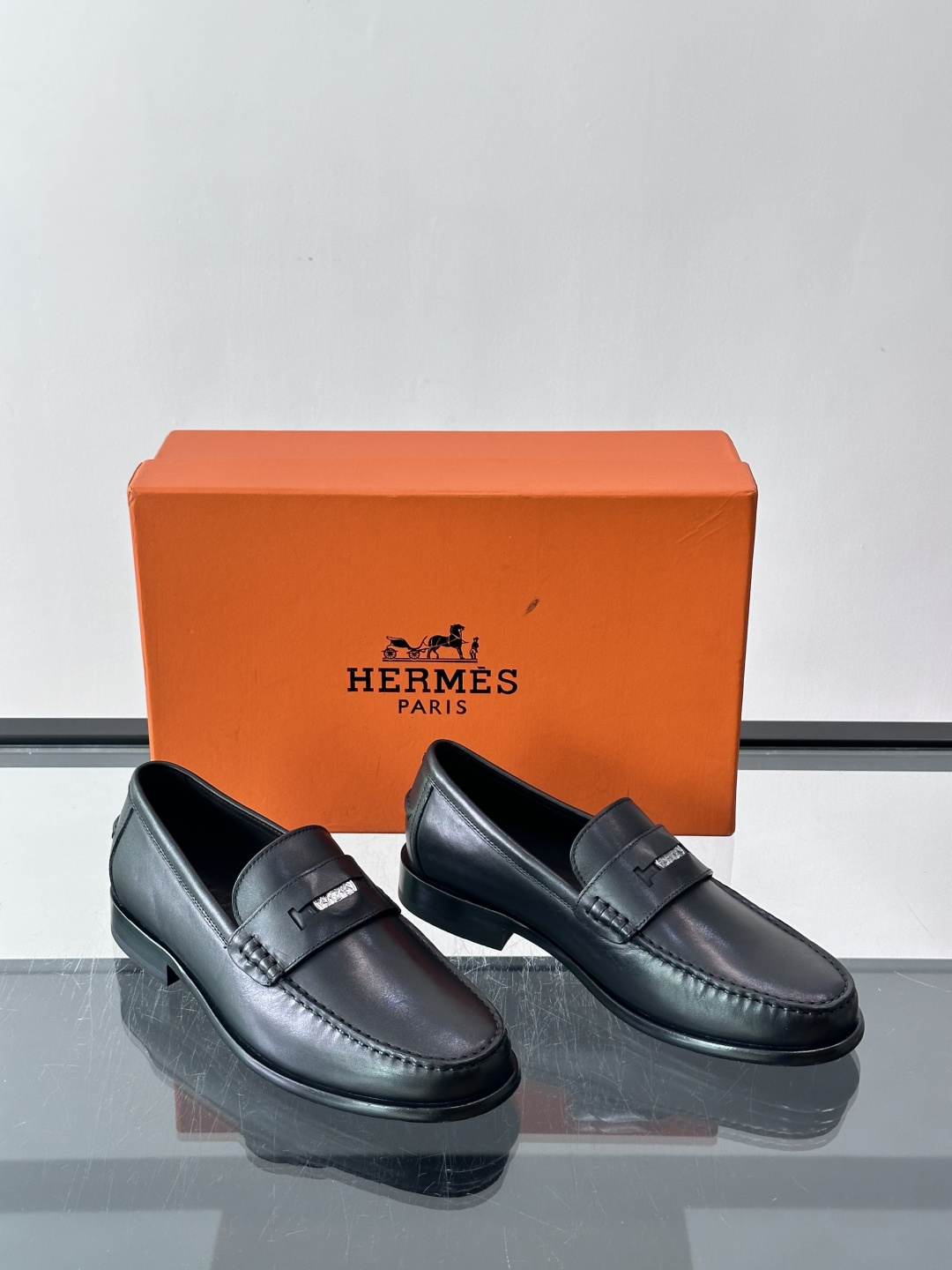 ​​Hermès Jardy 乐福鞋​​，小牛皮皮革鞋面，金属扣装饰，真皮大底底，鞋垫上压印着"HERMÈS"。 商务感