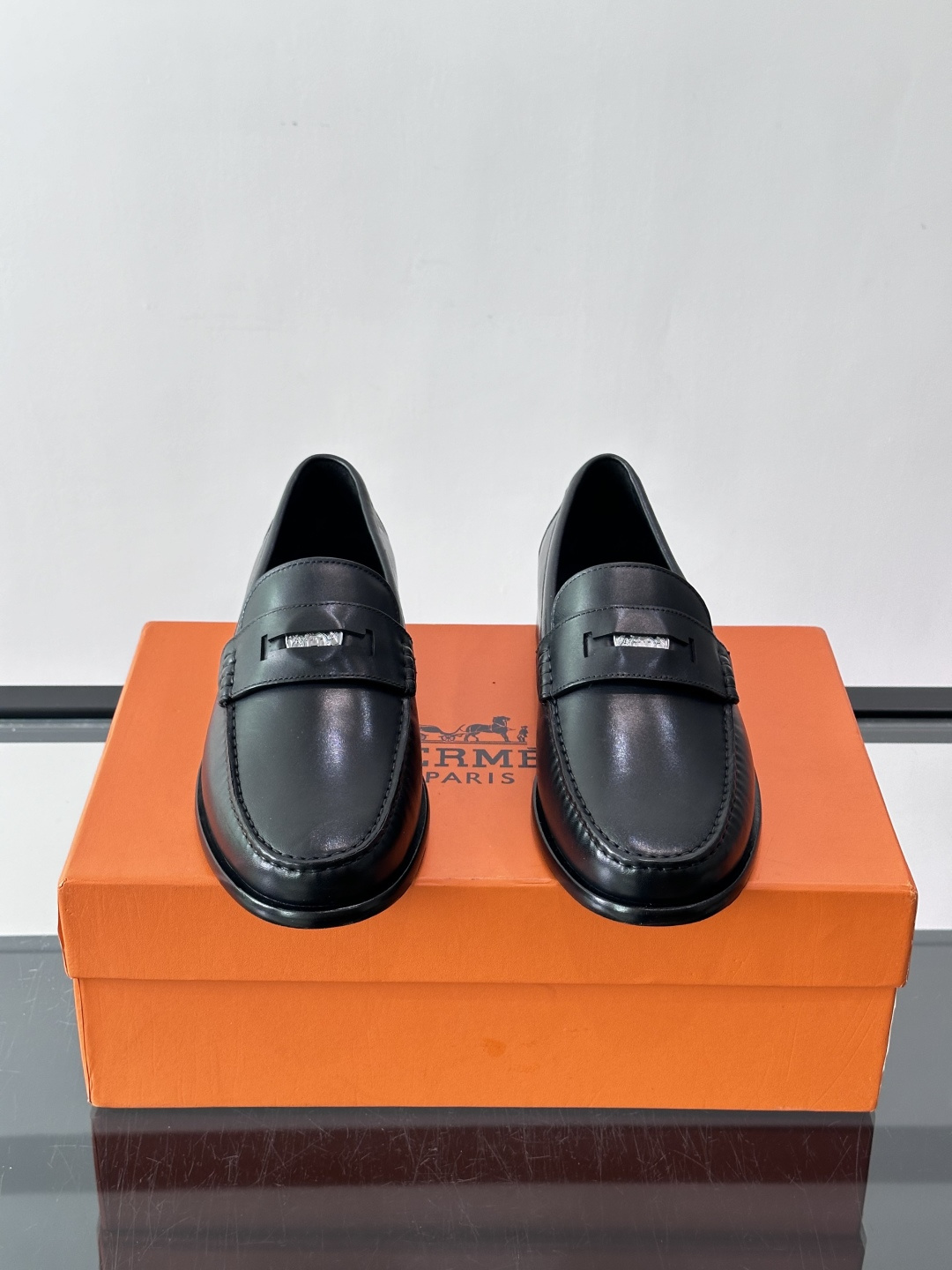 ​​Hermès Jardy 乐福鞋​​，小牛皮皮革鞋面，金属扣装饰，真皮大底底，鞋垫上压印着"HERMÈS"。 商务感
