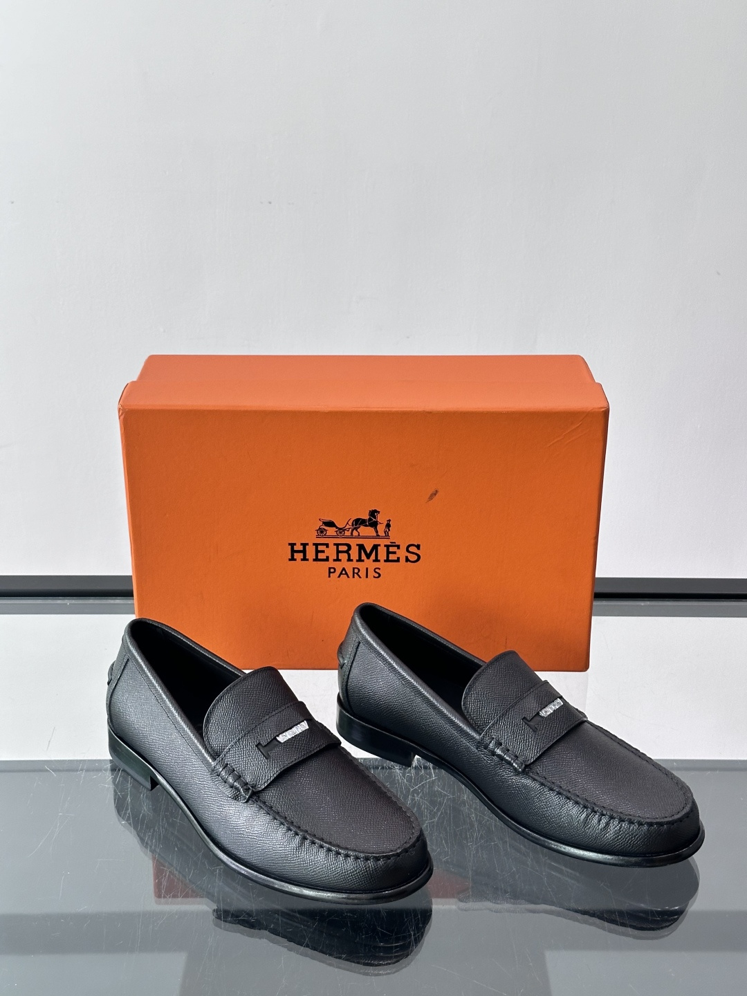 Hermès Jardy 乐福鞋,小牛皮皮革鞋面,金属扣装饰,真皮大底底,鞋垫上压印着"HERMÈS"。 商务感 Hermès Jardy 乐福鞋,小牛皮皮革鞋面,金属扣装饰,真皮大底底,鞋垫上压印着"HERMÈS"。 商务感