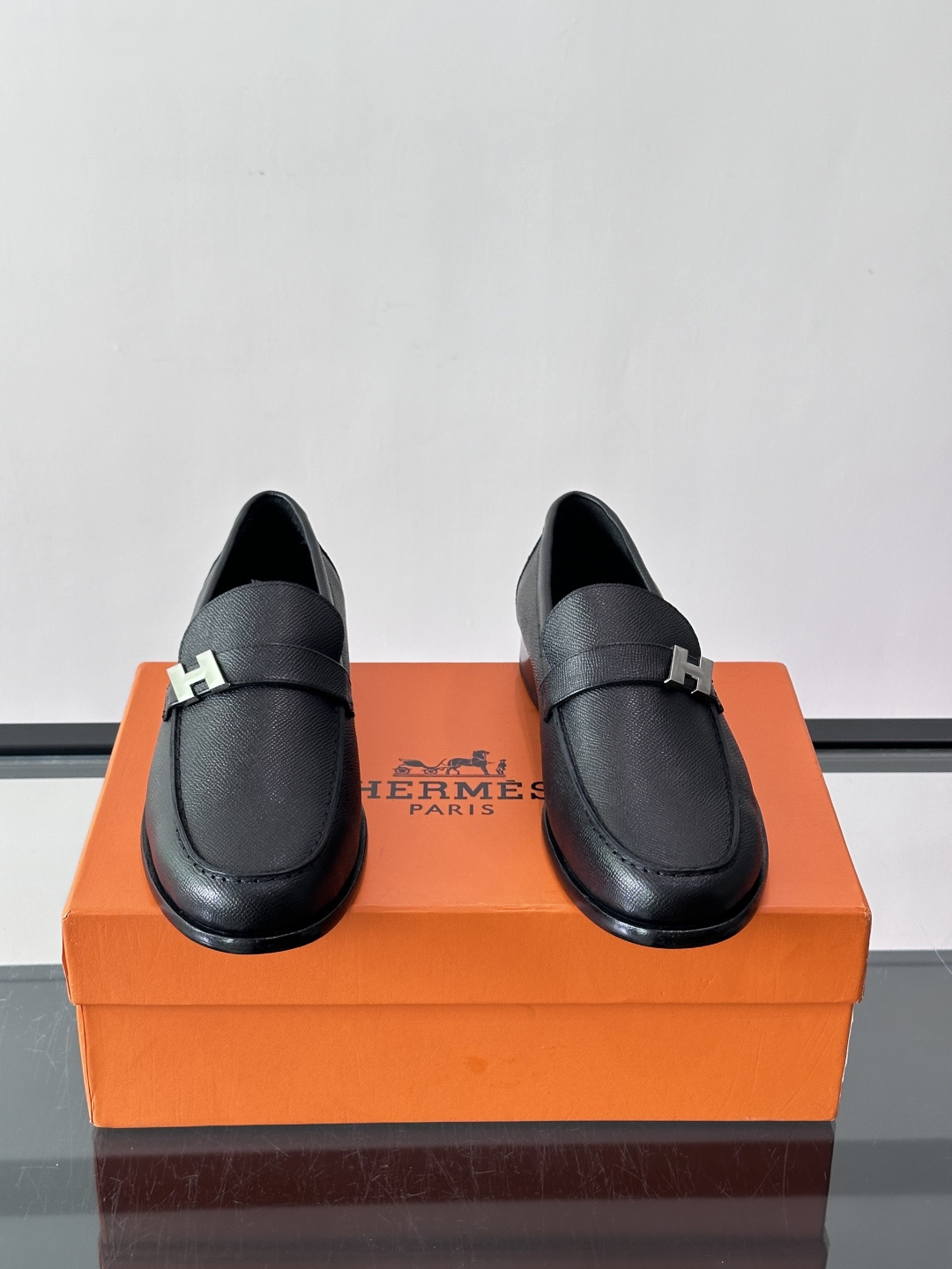 Hermès Jardy 乐福鞋,小牛皮皮革鞋面,金属扣装饰,真皮大底底,鞋垫上压印着"HERMÈS"。 商务感 Hermès Jardy 乐福鞋,小牛皮皮革鞋面,金属扣装饰,真皮大底底,鞋垫上压印着"HERMÈS"。 商务感