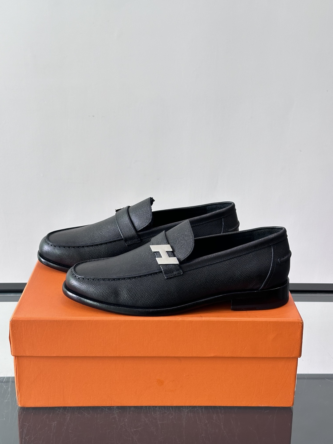 Hermès Jardy 乐福鞋,小牛皮皮革鞋面,金属扣装饰,真皮大底底,鞋垫上压印着"HERMÈS"。 商务感 Hermès Jardy 乐福鞋,小牛皮皮革鞋面,金属扣装饰,真皮大底底,鞋垫上压印着"HERMÈS"。 商务感