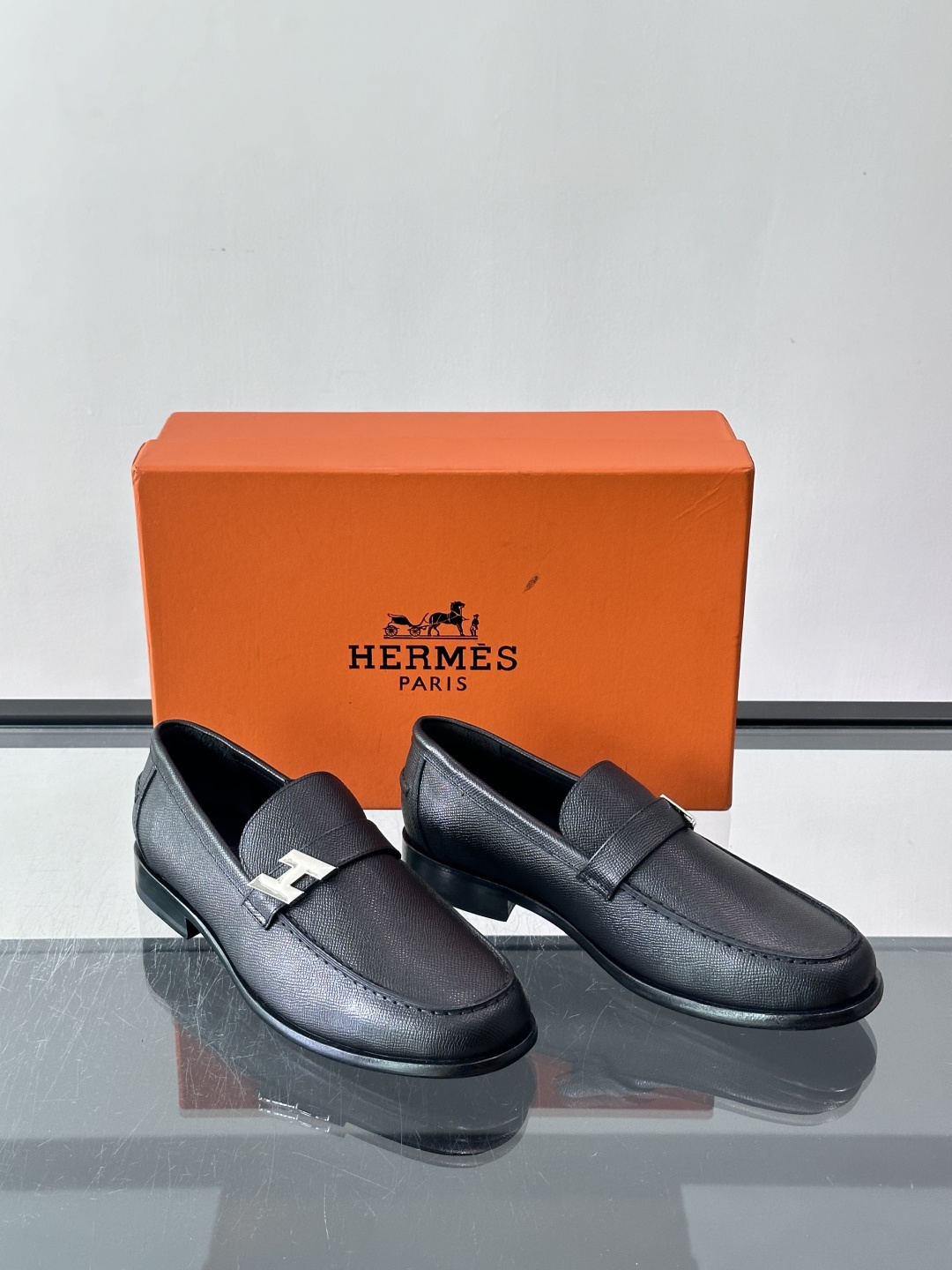 Hermès Jardy 乐福鞋,小牛皮皮革鞋面,金属扣装饰,真皮大底底,鞋垫上压印着"HERMÈS"。 商务感 Hermès Jardy 乐福鞋,小牛皮皮革鞋面,金属扣装饰,真皮大底底,鞋垫上压印着"HERMÈS"。 商务感