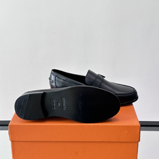 Hermès Jardy 乐福鞋,小牛皮皮革鞋面,金属扣装饰,真皮大底底,鞋垫上压印着"HERMÈS"。 商务感 Hermès Jardy 乐福鞋,小牛皮皮革鞋面,金属扣装饰,真皮大底底,鞋垫上压印着"HERMÈS"。 商务感