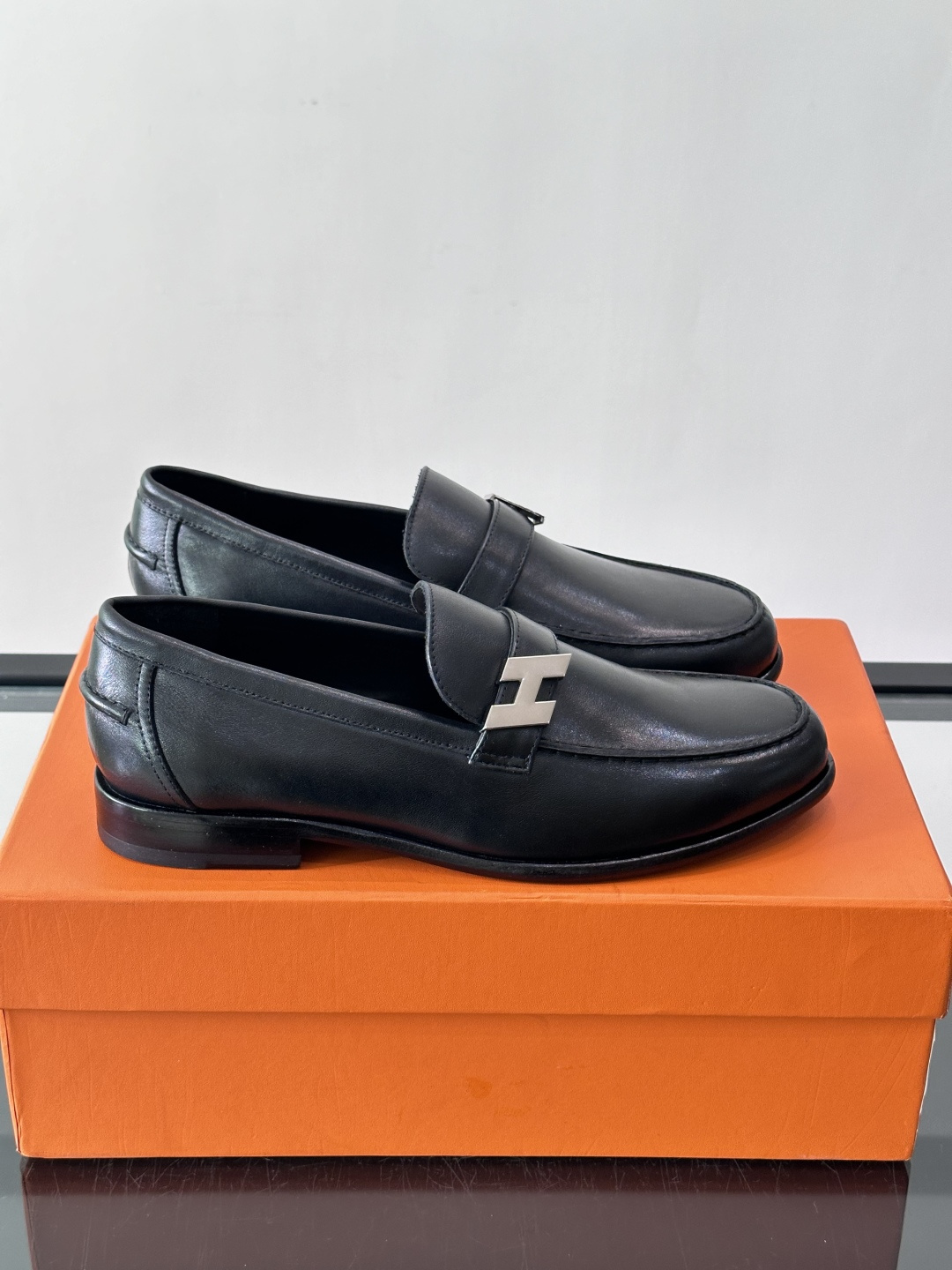 Hermès Jardy 乐福鞋,小牛皮皮革鞋面,金属扣装饰,真皮大底底,鞋垫上压印着"HERMÈS"。 商务感 Hermès Jardy 乐福鞋,小牛皮皮革鞋面,金属扣装饰,真皮大底底,鞋垫上压印着"HERMÈS"。 商务感