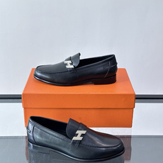 Hermès Jardy 乐福鞋,小牛皮皮革鞋面,金属扣装饰,真皮大底底,鞋垫上压印着"HERMÈS"。 商务感 Hermès Jardy 乐福鞋,小牛皮皮革鞋面,金属扣装饰,真皮大底底,鞋垫上压印着"HERMÈS"。 商务感