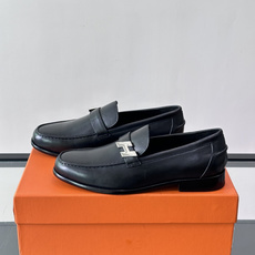 Hermès Jardy 乐福鞋,小牛皮皮革鞋面,金属扣装饰,真皮大底底,鞋垫上压印着"HERMÈS"。 商务感 Hermès Jardy 乐福鞋,小牛皮皮革鞋面,金属扣装饰,真皮大底底,鞋垫上压印着"HERMÈS"。 商务感