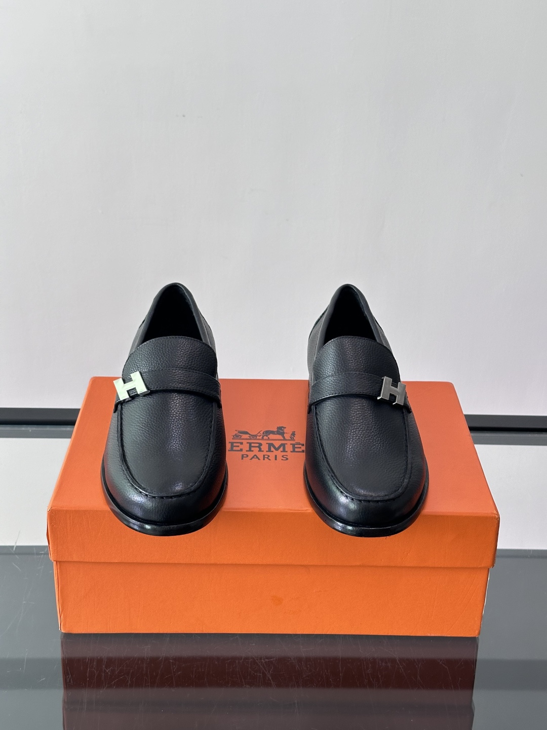 ​​Hermès Jardy 乐福鞋​​，小牛皮皮革鞋面，金属扣装饰，真皮大底底，鞋垫上压印着"HERMÈS"。 商务感