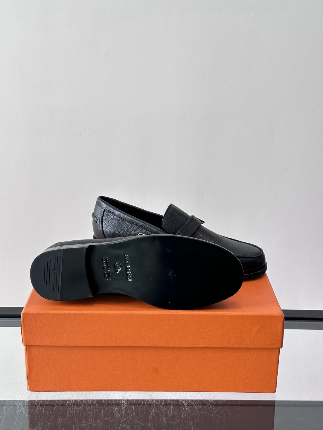 ​​Hermès Jardy 乐福鞋​​，小牛皮皮革鞋面，金属扣装饰，真皮大底底，鞋垫上压印着"HERMÈS"。 商务感