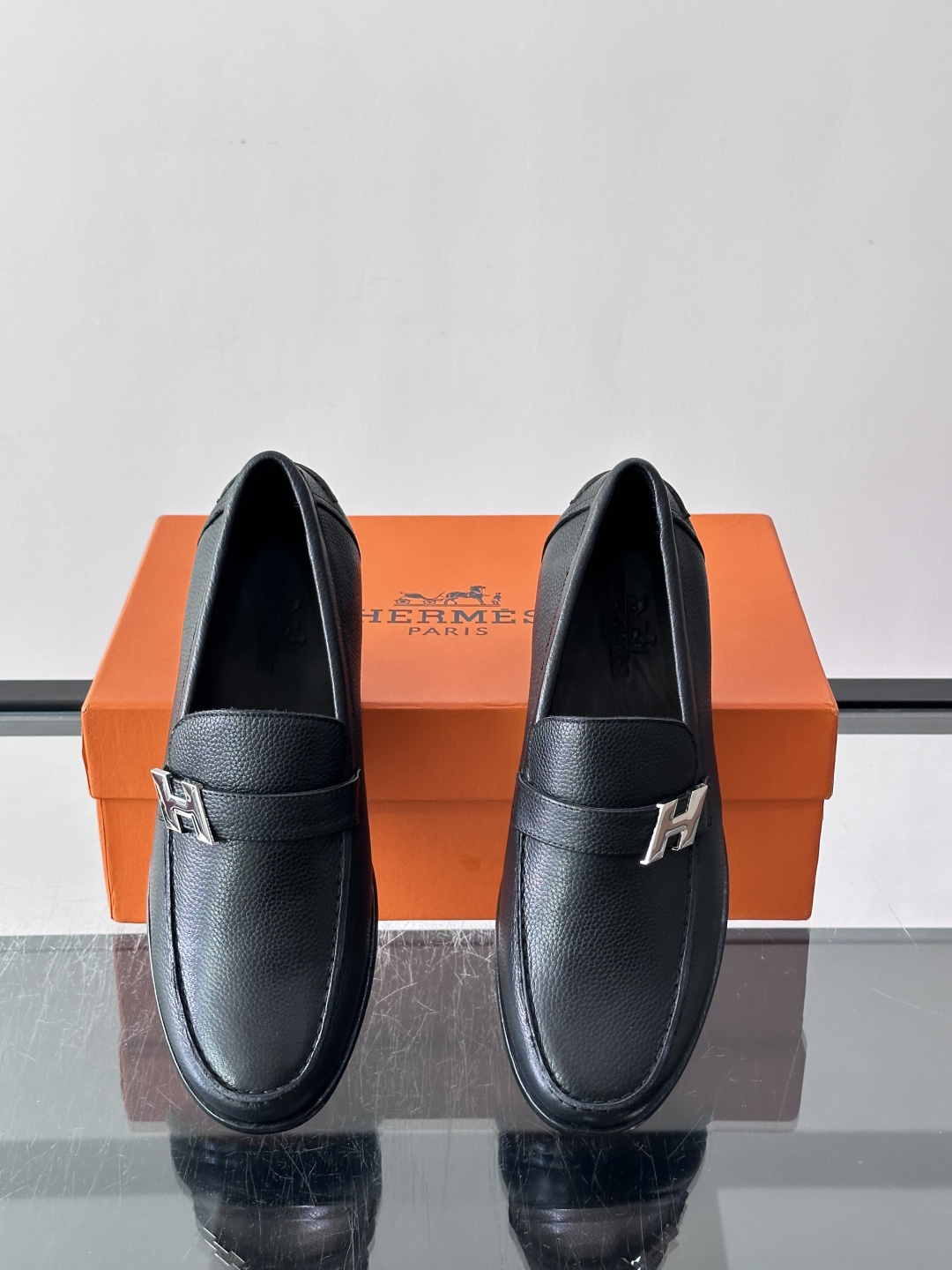 ​​Hermès Jardy 乐福鞋​​，小牛皮皮革鞋面，金属扣装饰，真皮大底底，鞋垫上压印着"HERMÈS"。 商务感