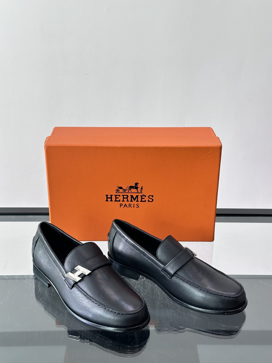 ​​Hermès Jardy 乐福鞋​​，小牛皮皮革鞋面，金属扣装饰，真皮大底底，鞋垫上压印着"HERMÈS"。 商务感