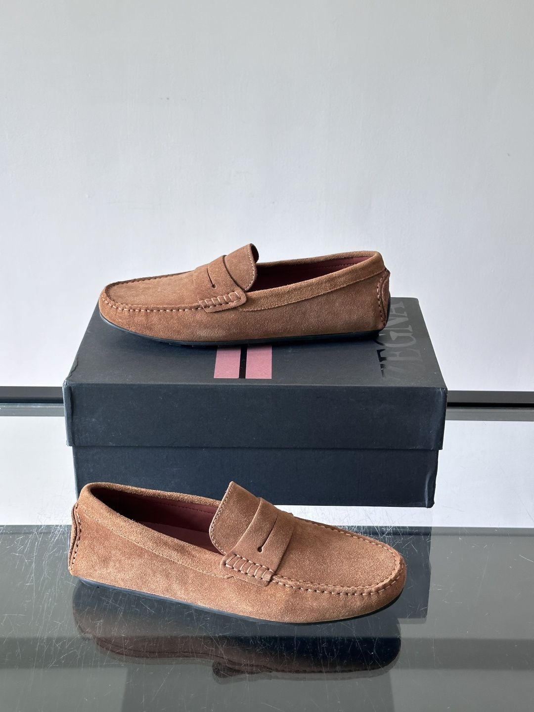 杰尼亚男士乐福鞋  采用麂皮，鞋面柔软耐磨，超有辨识度✨。软底设计，穿着舒适，适合长时间行走或通勤。一脚蹬设计，穿脱超方