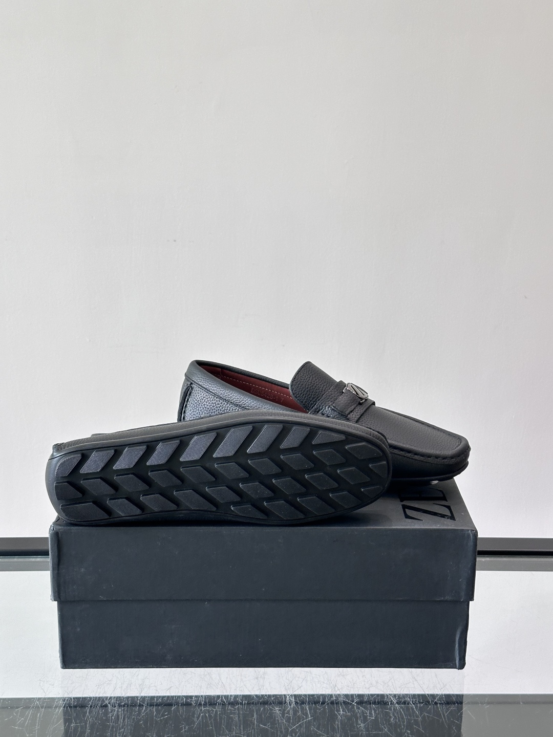 杰尼亚男士乐福鞋  采用头层牛皮，鞋面柔软耐磨，金属“Z”字标超有辨识度✨。软底设计，穿着舒适，适合长时间行走或通勤。一