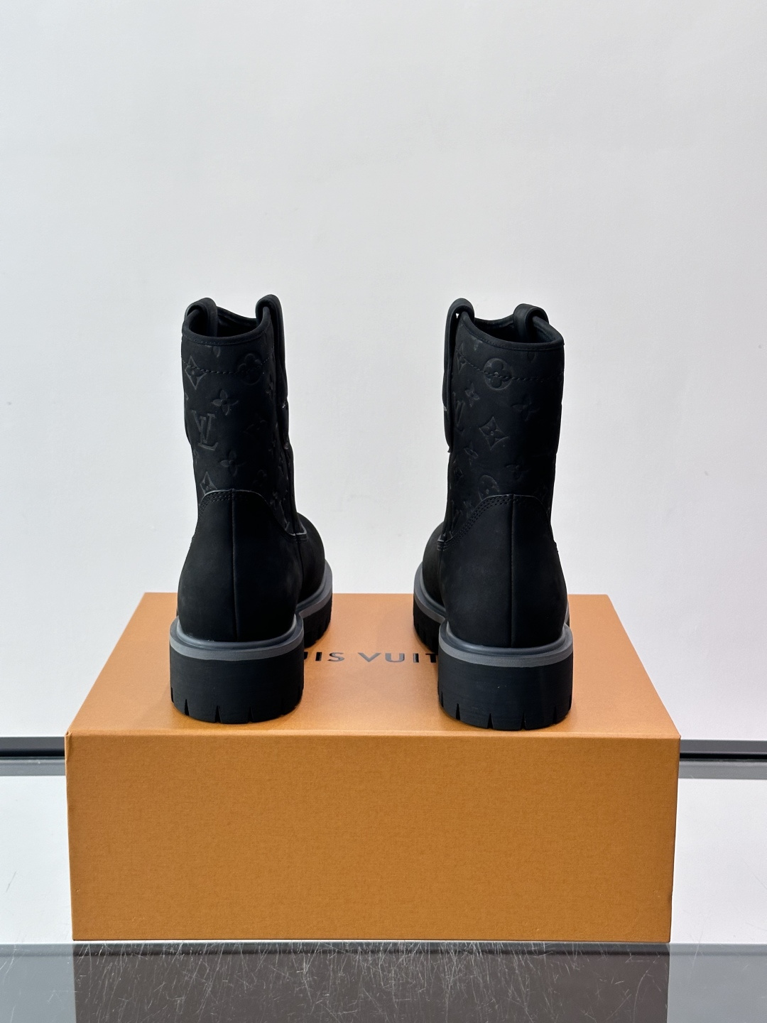 Louis Vuitton长靴​​，全新🆕版本，压花 Monogram 图案覆盖鞋身，圆头 + 粗齿橡胶大底，脚踝处有 