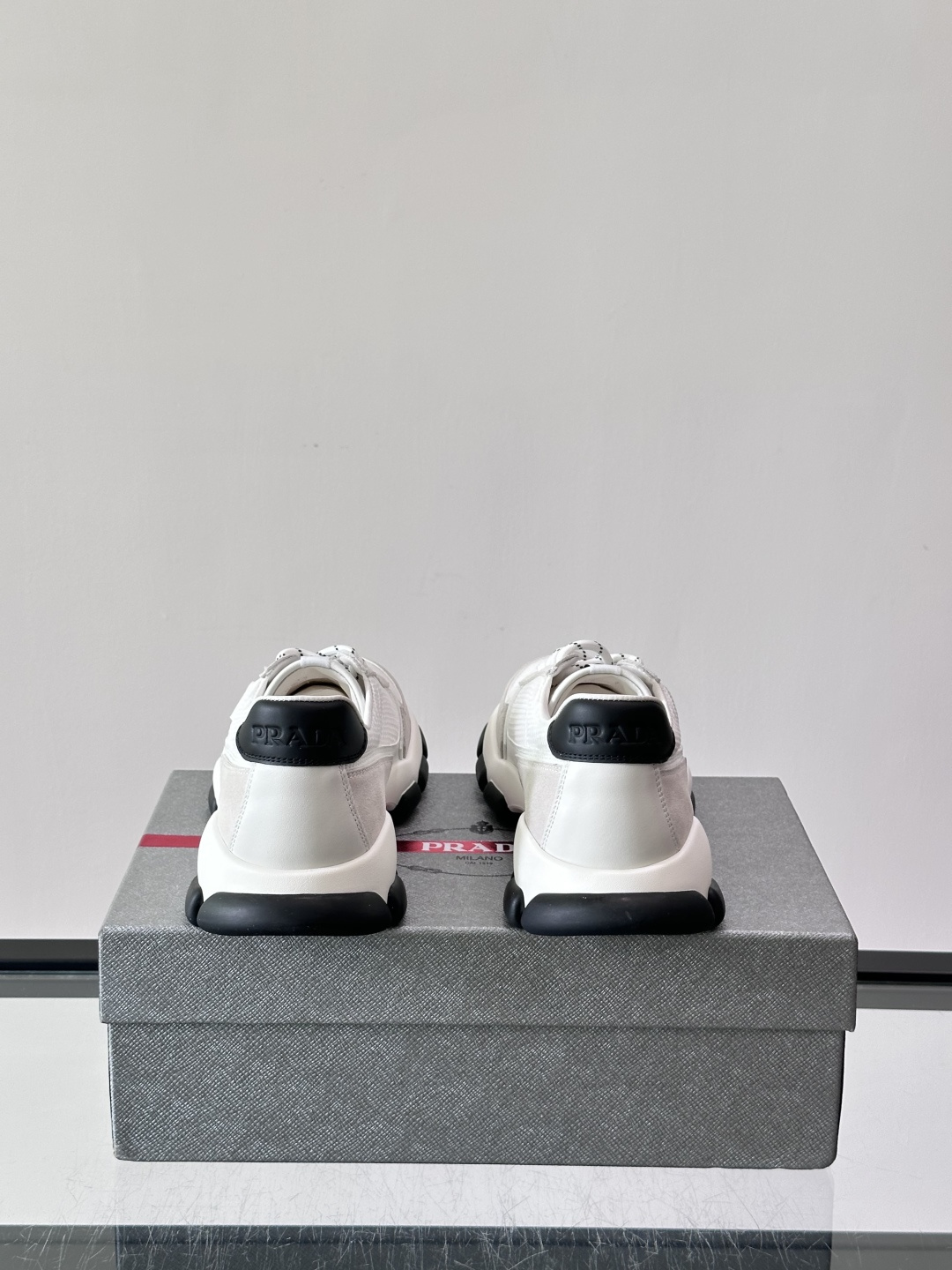 ​​Prada  运动鞋​​💯百搭色调，网面 + 麂皮拼接鞋面，鞋侧有 Prada 三角形标志性的"符号"logo 压纹