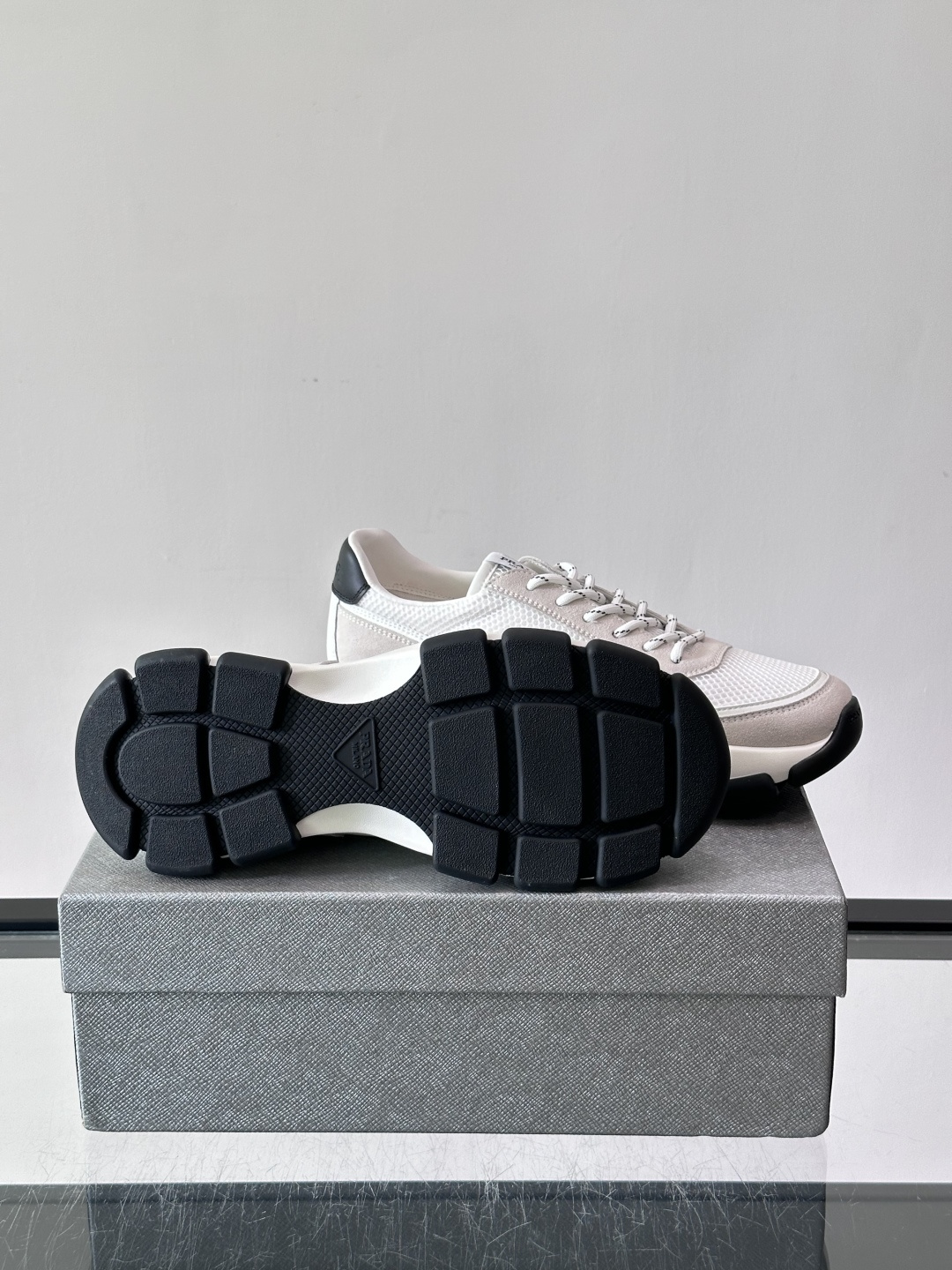 ​​Prada  运动鞋​​💯百搭色调，网面 + 麂皮拼接鞋面，鞋侧有 Prada 三角形标志性的"符号"logo 压纹