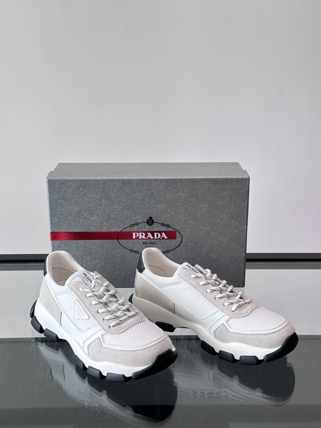​​Prada  运动鞋​​💯百搭色调，网面 + 麂皮拼接鞋面，鞋侧有 Prada 三角形标志性的"符号"logo 压纹