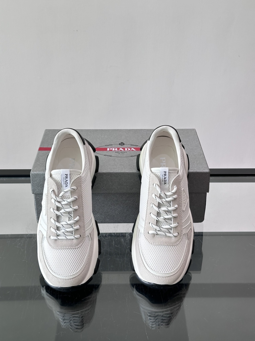 ​​Prada  运动鞋​​💯百搭色调，网面 + 麂皮拼接鞋面，鞋侧有 Prada 三角形标志性的"符号"logo 压纹