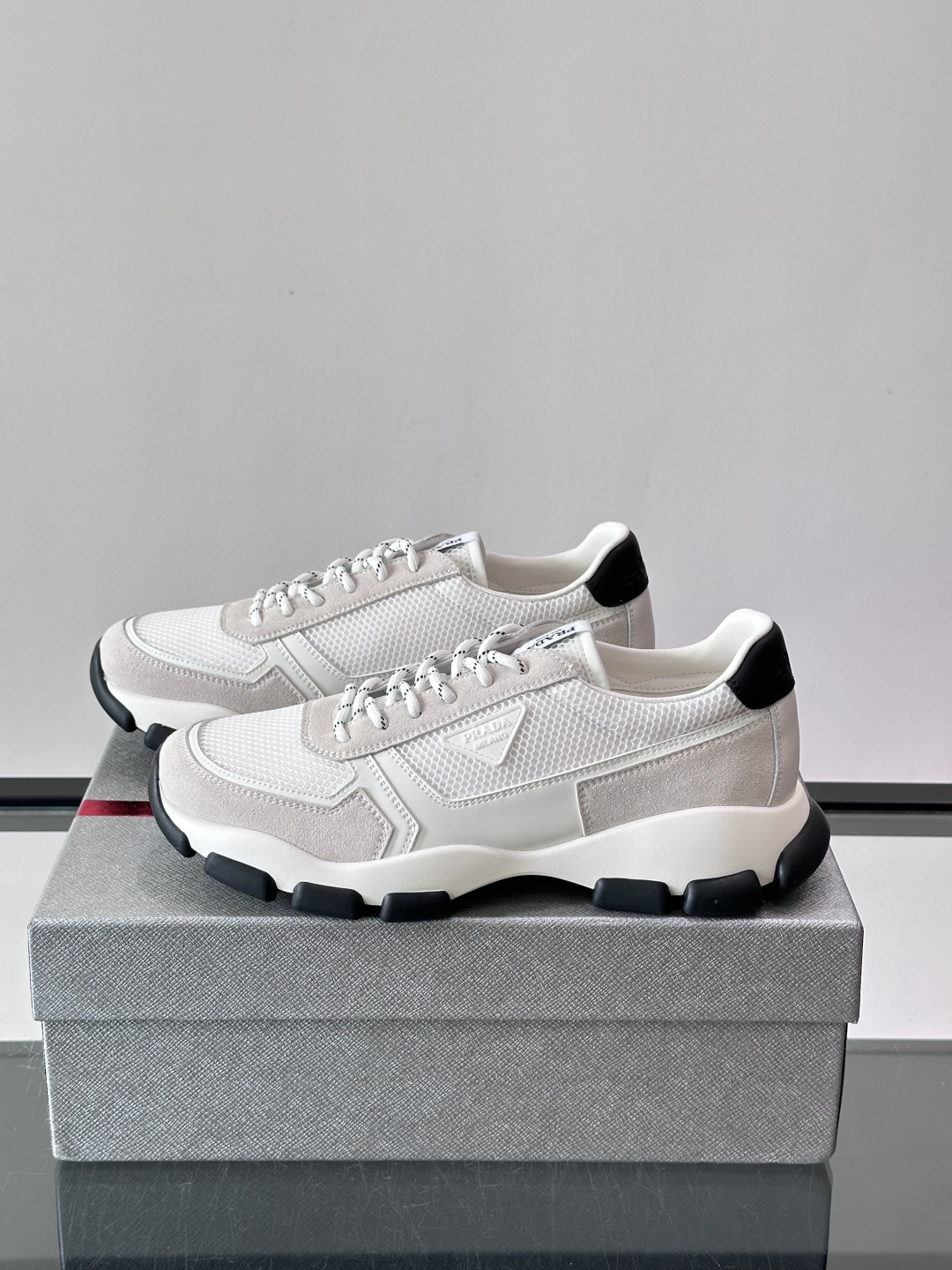 ​​Prada  运动鞋​​💯百搭色调，网面 + 麂皮拼接鞋面，鞋侧有 Prada 三角形标志性的"符号"logo 压纹